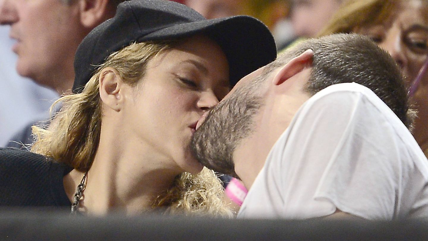 Piqué y Shakira se funden en un beso en una imagen de archivo. (Gtres)
