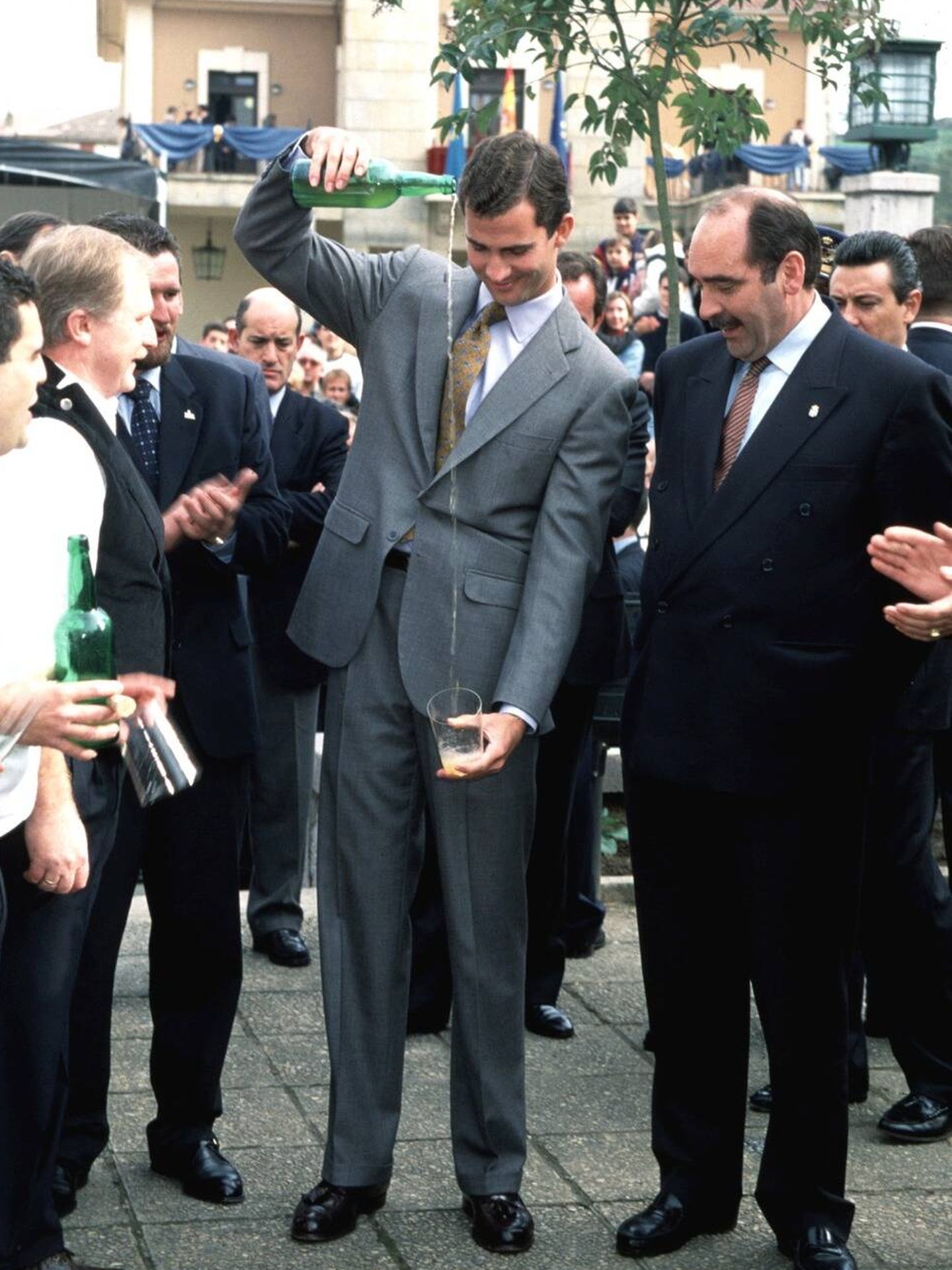 Don Felipe escanciando sidra en Asturias en 1996. (Gtres)