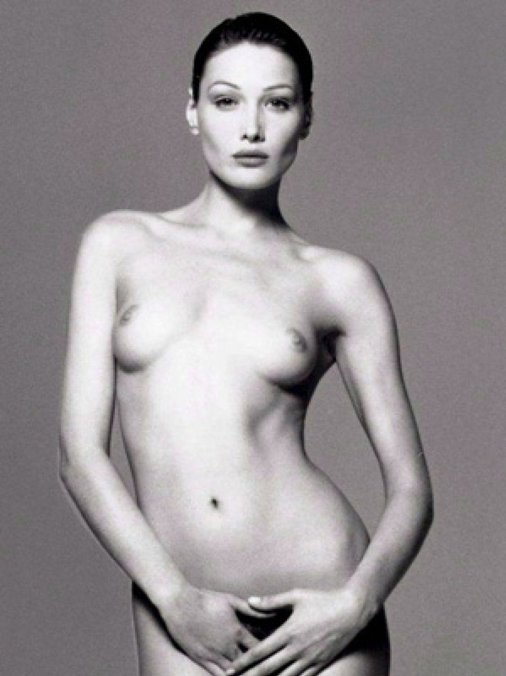Foto: Carla Bruni demanda a una empresa que utiliza su desnudo para vender bolsos