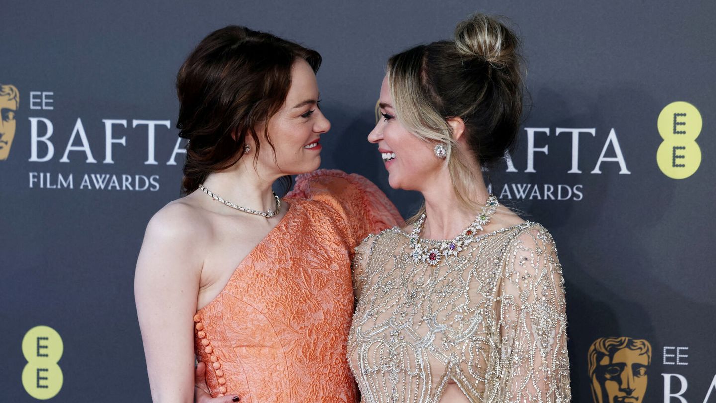 Emma Stone y Emily Blunt posando juntas en la alfombra roja de los premios Bafta. (Reuters/Isabel Infantes)