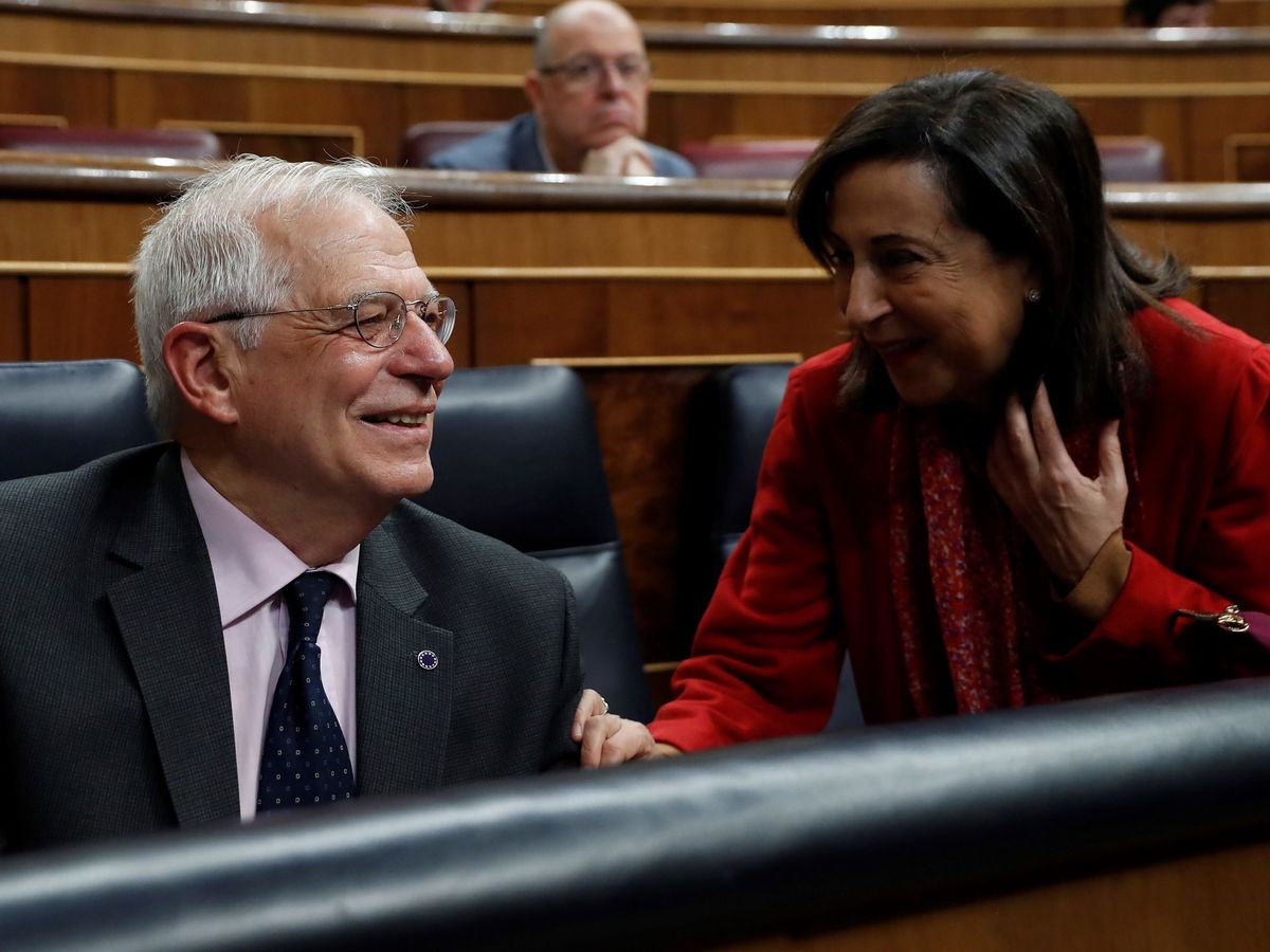 Foto: Los ministros Josep Borrell y Margarita Robles, el pasado 20 de febrero en el Congreso. (EFE)