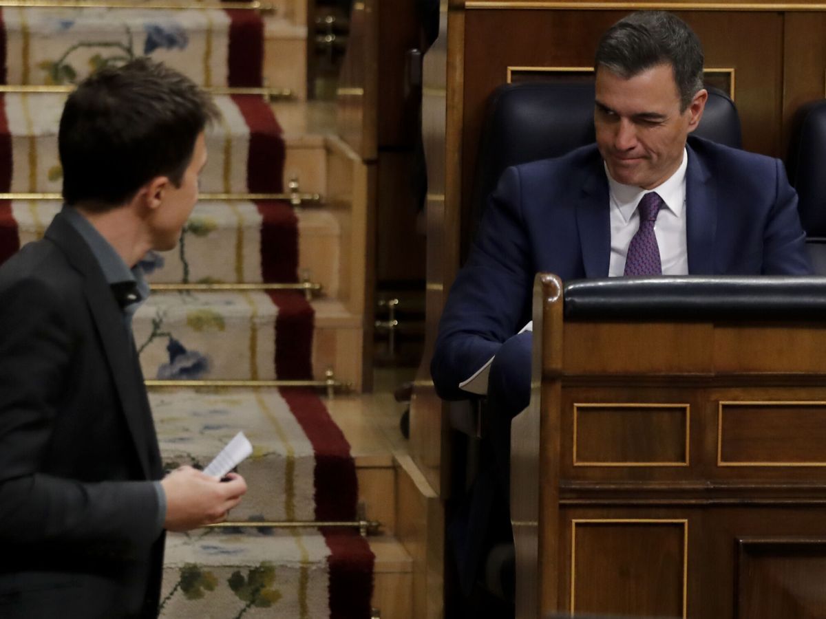 Foto: Íñigo Errejón frente a Pedro Sánchez en el Congreso. (EFE/Juan Carlos Hidalgo)