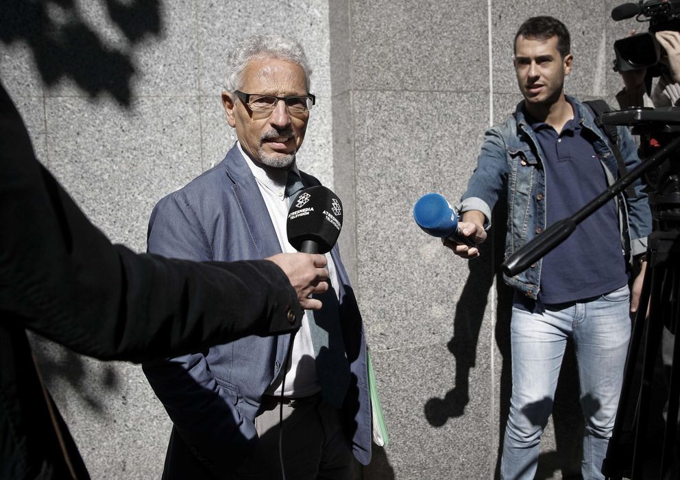 Foto: Santiago Vidal, antes de declarar ante el CGPJ sobre su participación en la redacción de la Constitución catalana. (Efe)