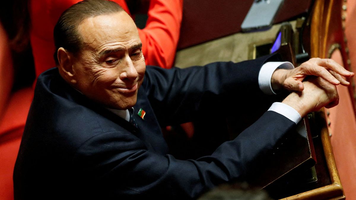 Silvio Berlusconi sigue mejorando, pero aún continúa en cuidados intensivos