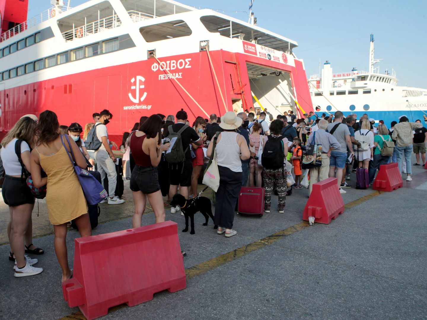 Turistas esperando para embarcar en un crucero en el puerto de Piraeus, en Grecia. (EFE/ Pantelis Saitas)