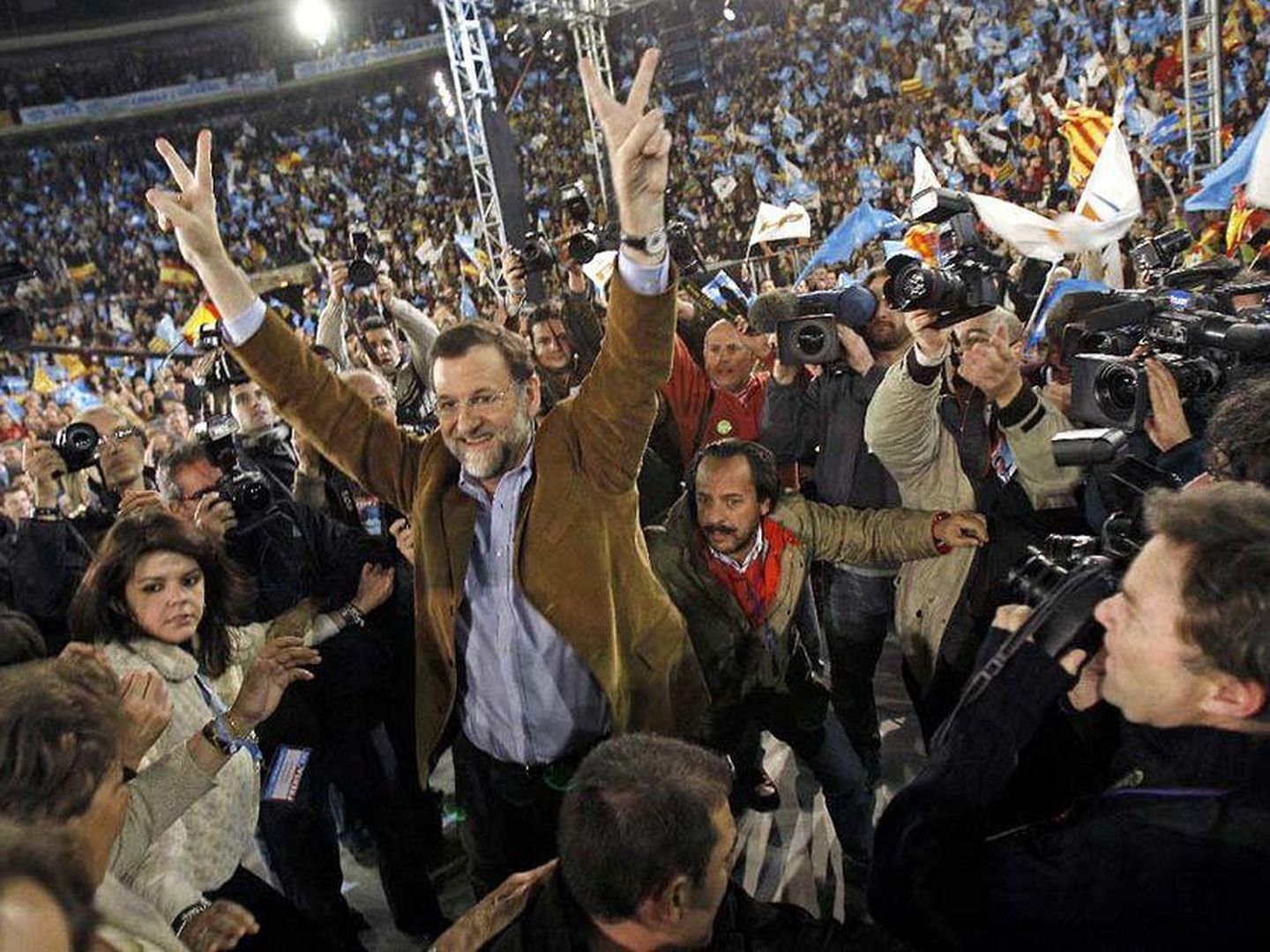 Mariano Rajoy, con Álvaro Pérez detrás, en el mitin de 2008 en Valencia que la Gürtel pagó en B. (Efe)