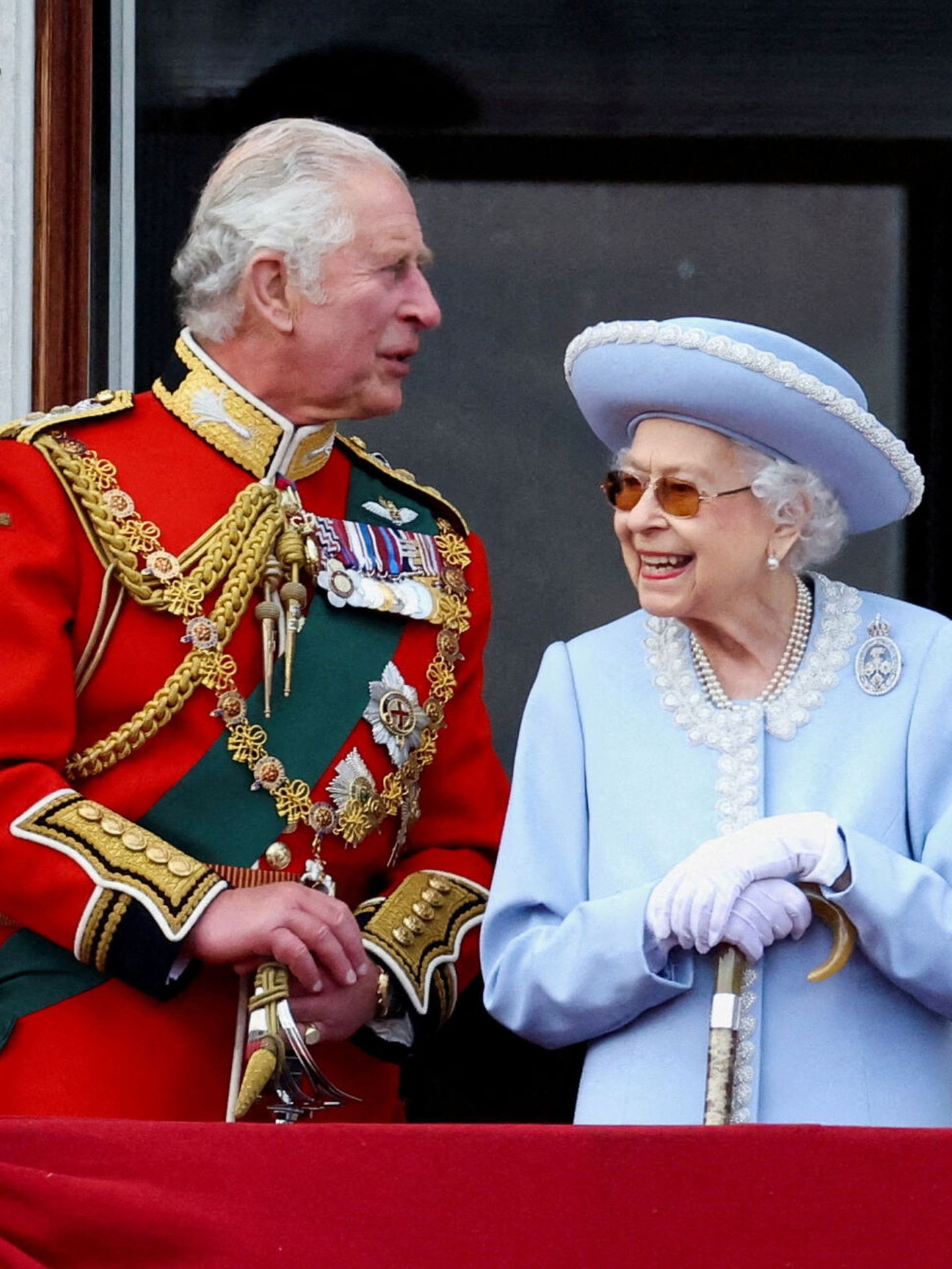La reina, junto a su hijo Carlos en su jubileo de platino. (Reuters/Hannah McKay)