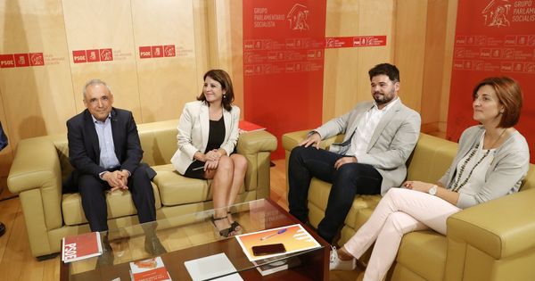 Foto: Adriana Lastra y Rafa Simancas, con los republicanos Gabriel Rufián y Carolina Telechea, este 16 de julio en el Congreso. (EFE)