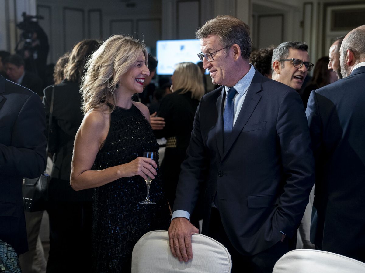 Foto: Feijóo, junto a Yolanda Diaz, ayer durante la gala de entrega de los premios Parlamentarios 2023 en Madrid. (Europa Press/A. Pérez Meca)