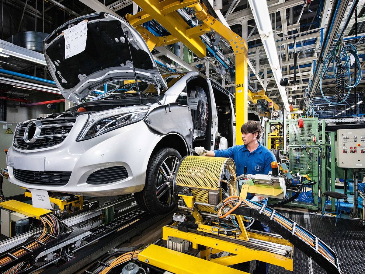 Foto: La planta de producción de Mercedes en Vitoria reducirá sur producción hasta final de año. 