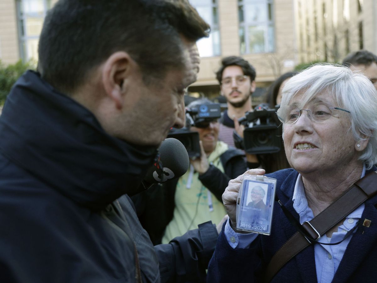 Foto: Clara Ponsatí, discutiendo con el 'mosso' que la detuvo en Barcelona. (EFE/Quique García)  