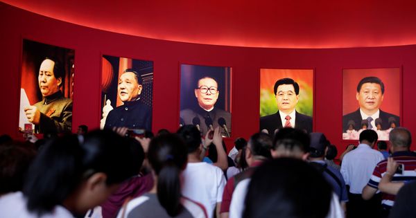 Foto: Fotos de Mao Zedong, otros líderes chinos y el presidente Xi Jinping durante el 70 aniversario de la fundación de la República Popular de China.(PRC). (Reuters)
