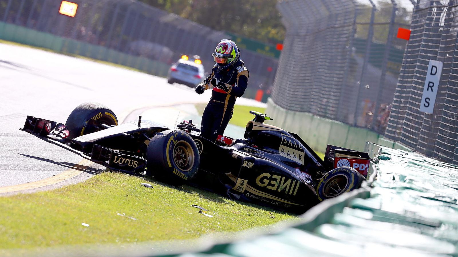 Foto: Pastor Maldonado accidentado en la primera curva en Australia (Efe)