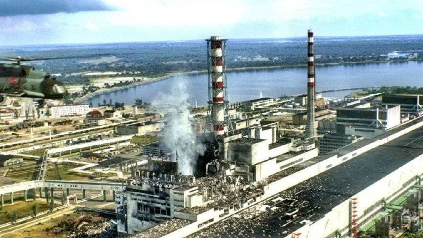 La explosión liberó una radiación superior a 500 bombas atómicas. Una vista aérea del reactor cuatro de la central nuclear ‘Vladimir Illich Lenin’ de Chernobyl en Prípiat, tras el accidente del 26 de abril de 1986.