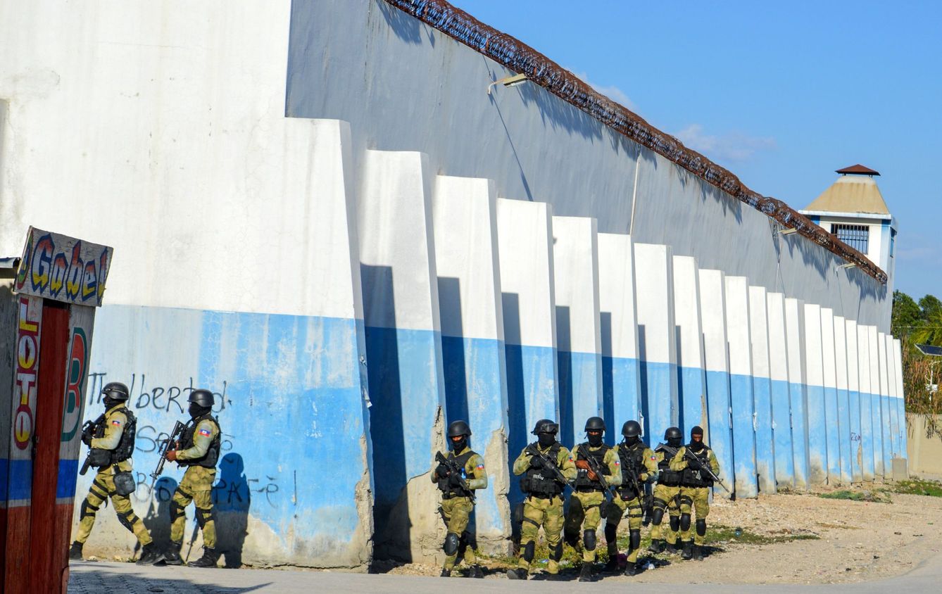 Policías en la cárcel de Croix-des-Bouquets tras una fuga de presos hoy, en Puerto Príncipe, Haití (EFE)
