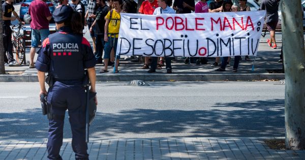 Foto: Escrache frente a una comisaría en Barcelona. (EFE)