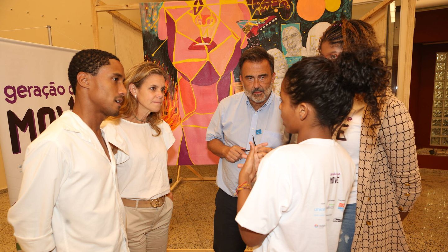 Jóvenes conversando con representantes de Unicef y la Fundación Abertis sobre la movilidad. (Foto cortesía)