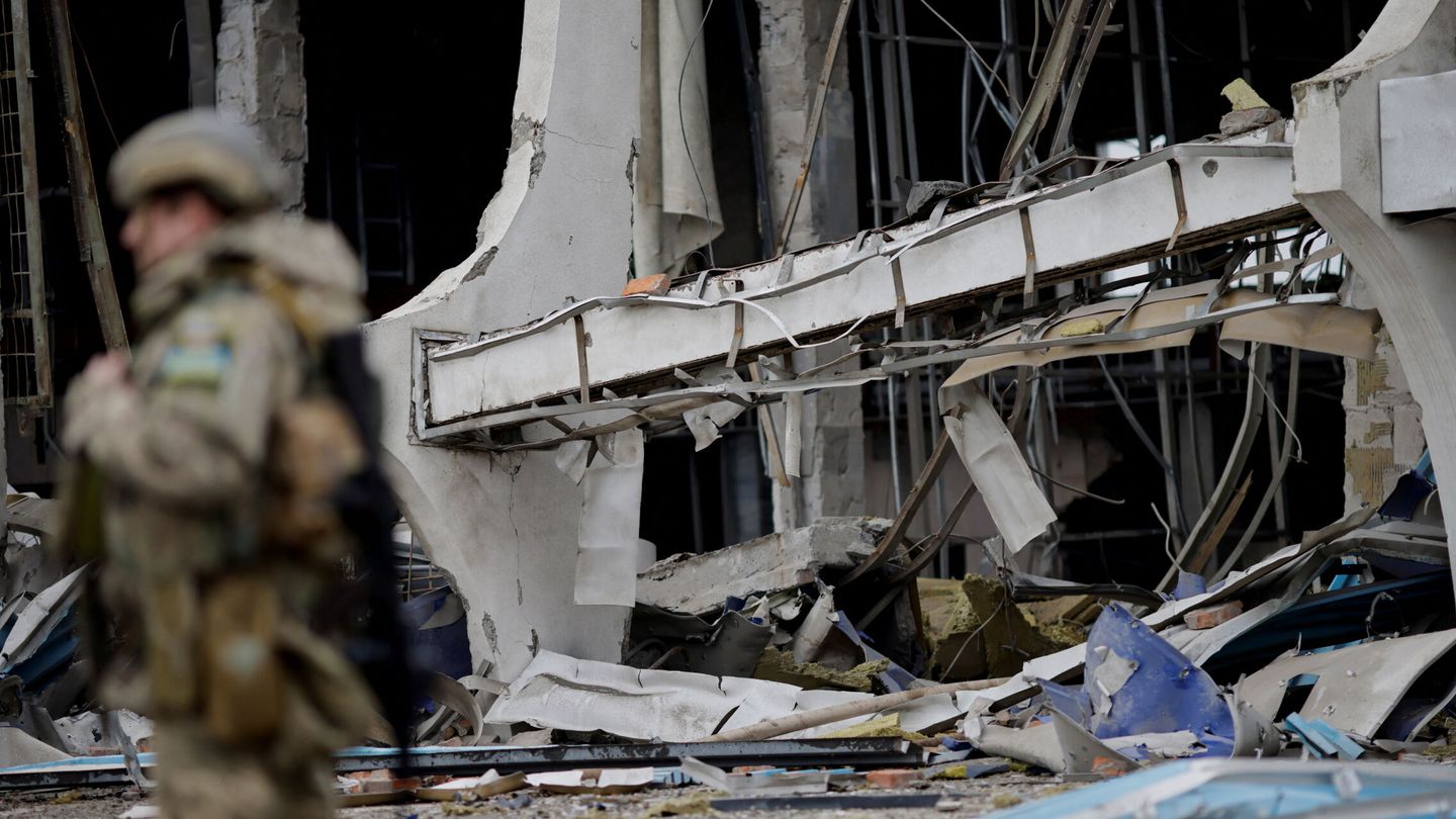 Imagen de una zona del aeropuerto de Mykolaiv, destruido. (Reuters/ Ueslei Marcelino)