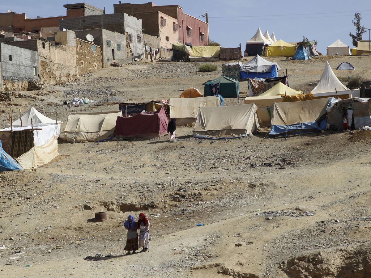Foto: Tiendas de campaña donde se alojan familias supervivientes del terremoto de Marruecos. (EFE/Mohamed Siali)
