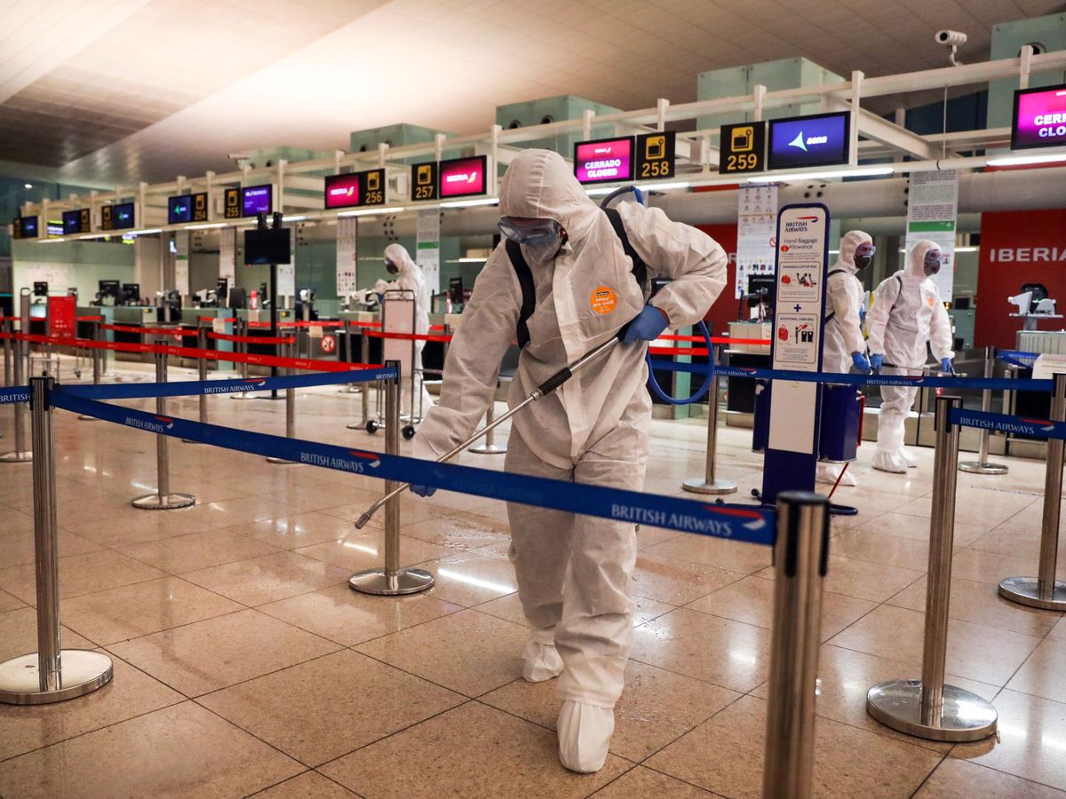 Foto: Miembros de la UME desinfectan el aeropuerto Josep Tarradellas Barcelona-El Prat, en la tarde de este 19 de marzo. (Reuters)