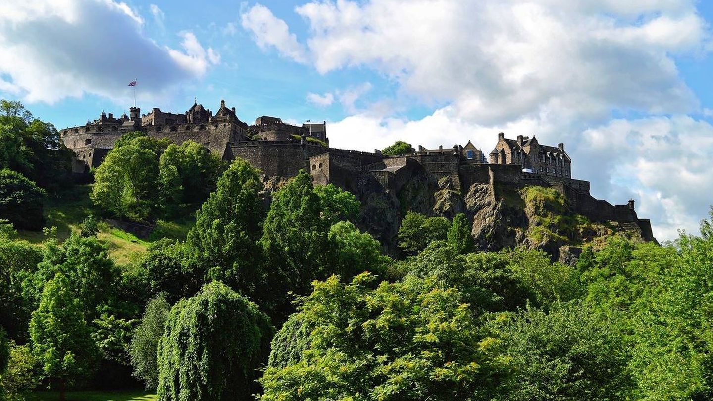 El castillo de Edmburgo contiene entre sus muros leyendas terroríficas. (Pixabay)