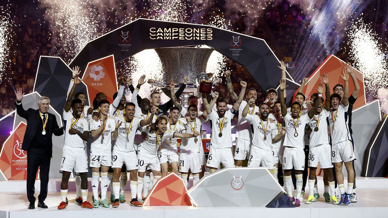 Foto: La plantilla del Real Madrid celebra el primer título de la temporada. (Reuters/Juan Medina)