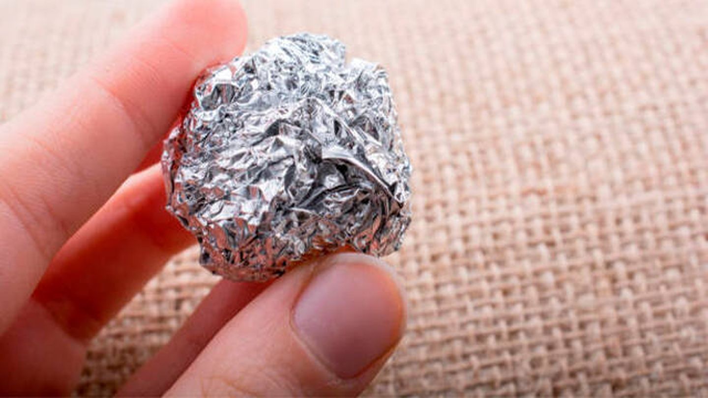 Frotar con una bola de papel de aluminio elimina suciedad y óxido (iStock)