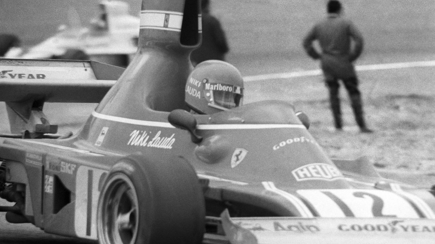 Fotografía de archivo realizada el 27 de abril de 1977 del expiloto Niki Lauda en su Ferrari durante el GP de España en el circuito del Jarama, en Madrid. (EFE)