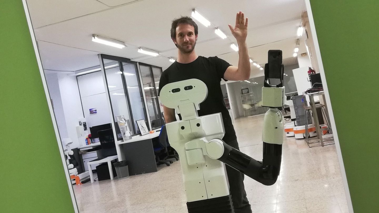 Pablo Lanillos, junto a Tiago, el robot que era capaz de autoidentificarse. (EFE)