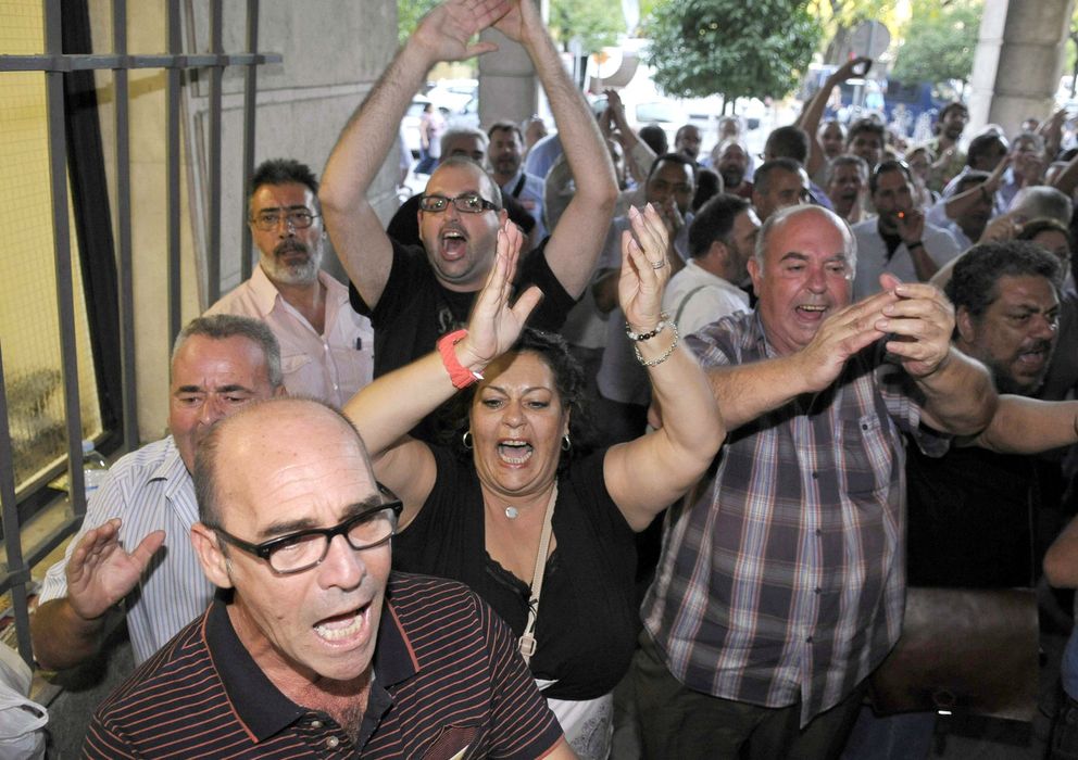 Foto: Un grupo de sindicalistas muestra su apoyo  a los detenidos (EFE)