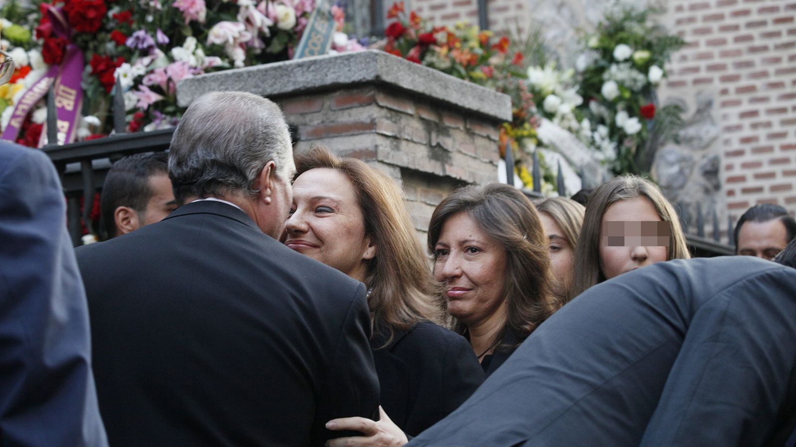 Foto: Cristina y Marta, hijas de Isidoro Álvarez, durante el funeral por la muerte de su padre.