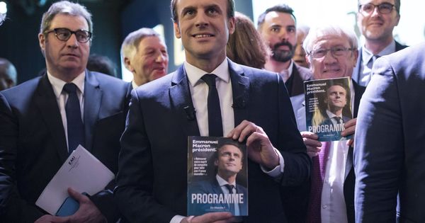 Foto: Macron, con su equipo, durante una rueda de prensa ayer en París. (EFE)