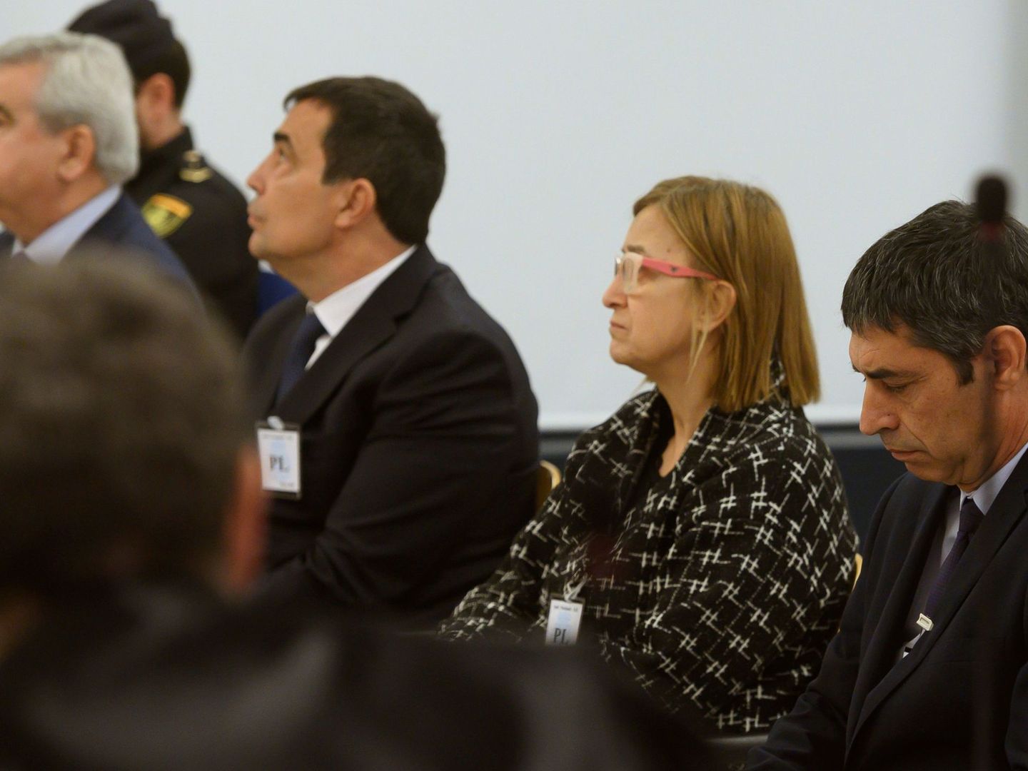 El mayor de los Mossos d'Esquadra Josep Lluís Trapero, junto al resto de acusados. (EFE)