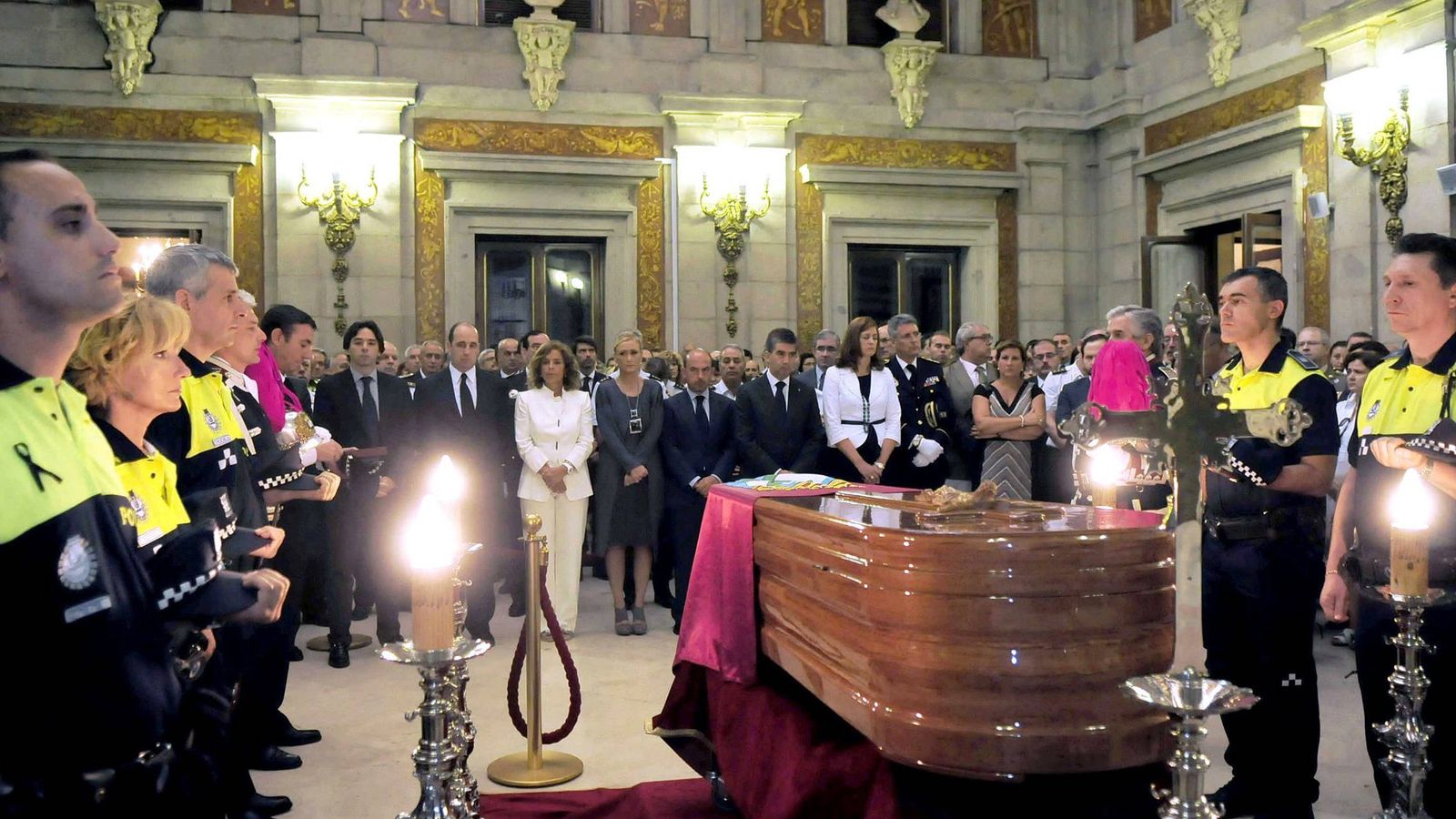 Foto: El Ayuntamiento de Madrid ha abonado tradicionalmente las coronas fúnebres y las esquelas en honor a los policías municipales fallecidos. (EFE)