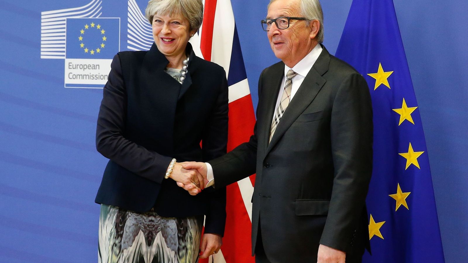 Foto: El presidente de la Comisión Europea, Jean-Claude Juncker (d), recibe a la primera ministra británica, Theresa May. (EFE)