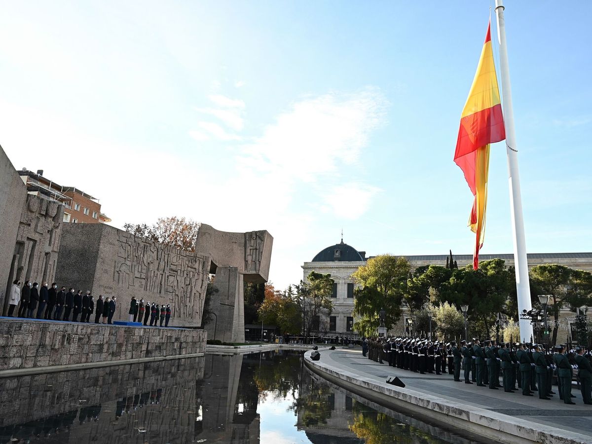 Foto: La plaza de Colón de Madrid, durante el izado de la bandera durante el Día de la Constitución. (EFE/Fernando Villar)