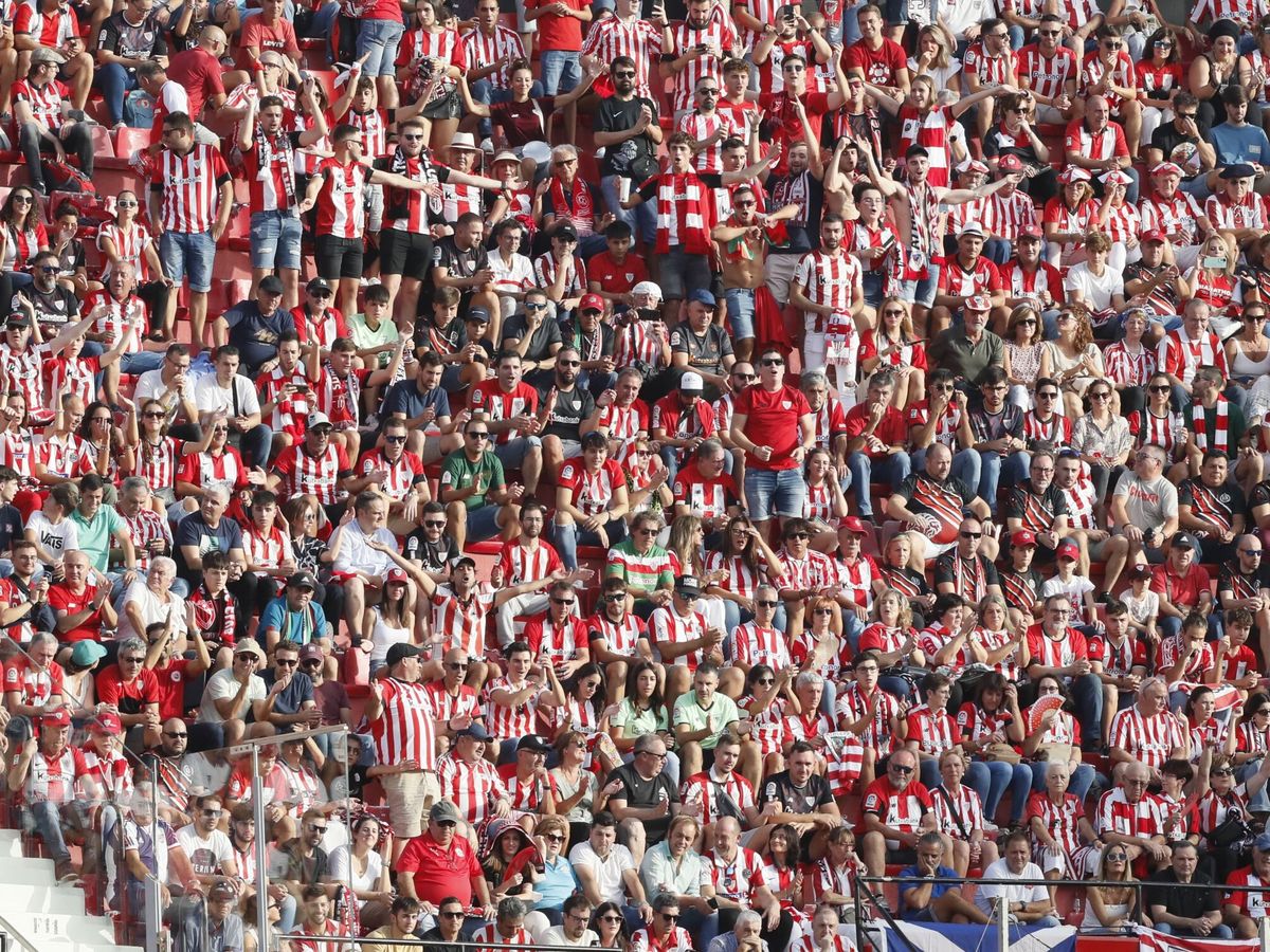 Foto: Aficionados del Sevilla antes del partido de liga disputado ante el Athletic de Bilbao (EFE)