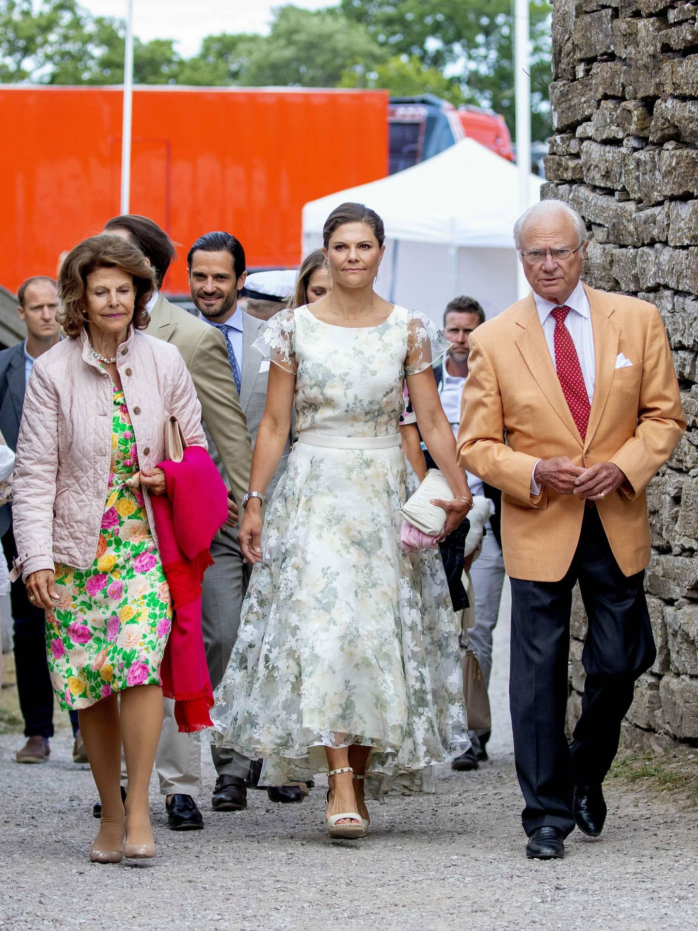 La reina Silvia, Victoria y el rey Carlos Gustavo, en su llegada al castillo de Borgholm. (Cordon Press)