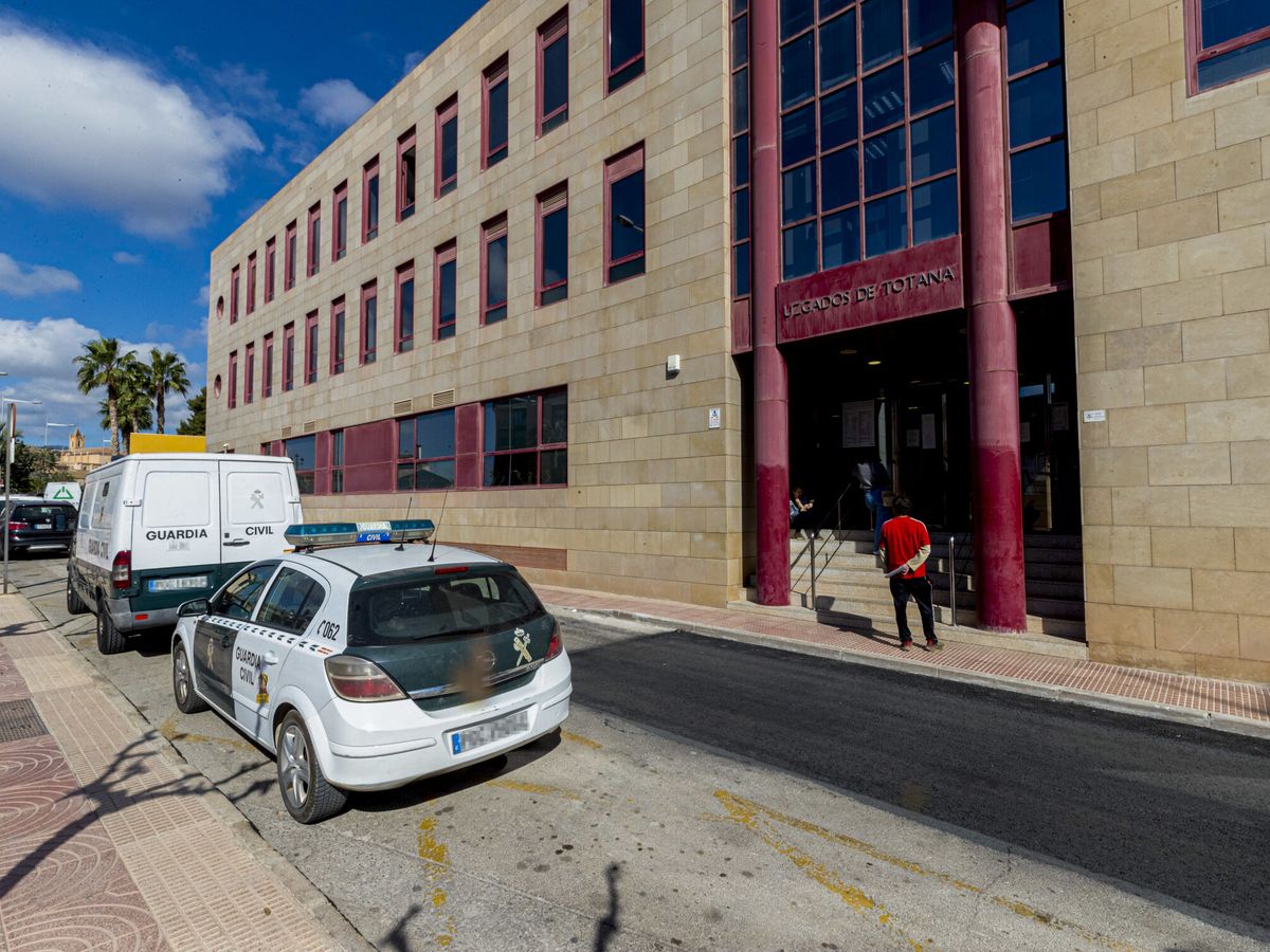 Foto: Un coche de la Guardia Civil en Murcia. (EFE/Marcial Guillén)