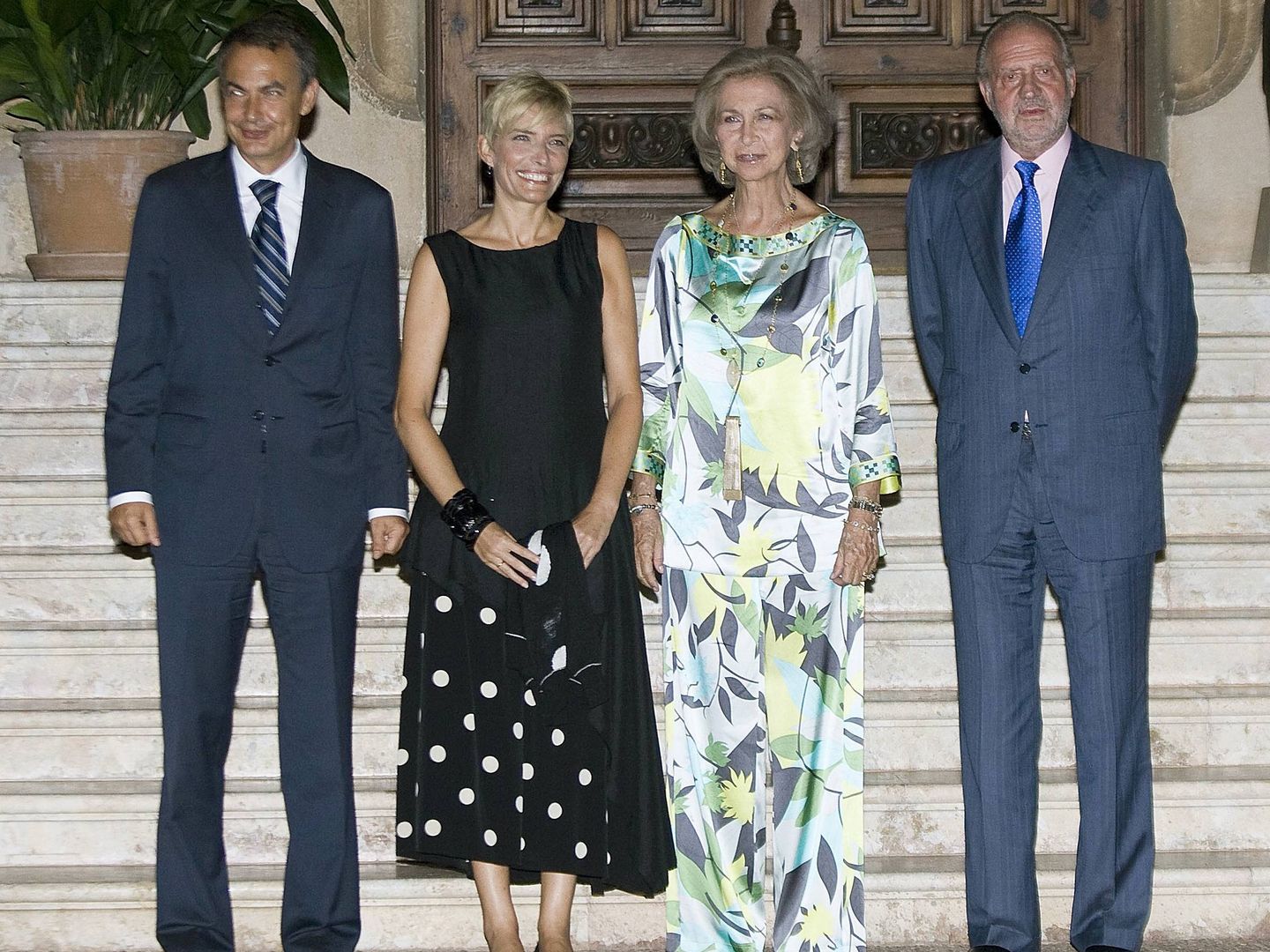 Los Reyes eméritos, junto al entonces presidente del Gobierno, José Luis Rodríguez Zapatero, y su esposa, Sonsoles Espinosa. (EFE)