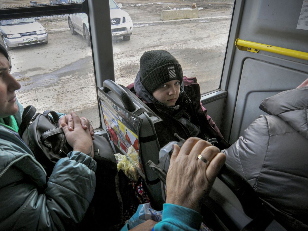 Foto: Refugiados salen de Mariúpol. (EFE/EPA/Arkady Budnitsky)