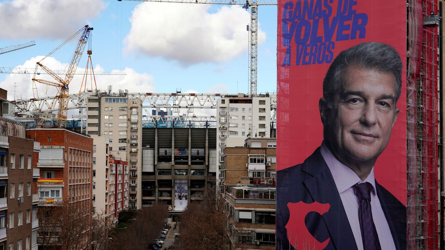 Pancarta de Joan Laporta en Madrid, con el Santiago Bernabéu al fondo. (REUTERS)
