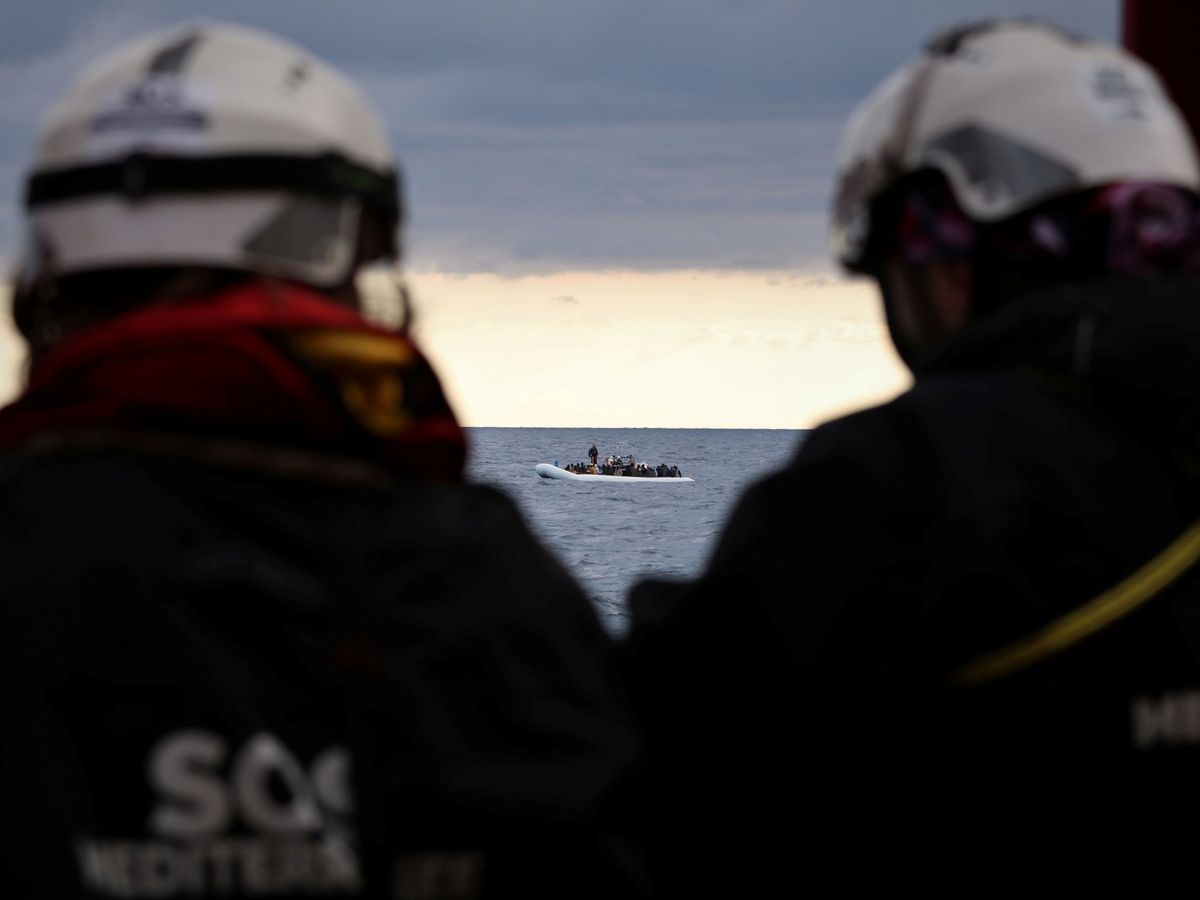 Foto: Rescatistas de SOS Mediterranée en el Ocean Viking. (Reuters)