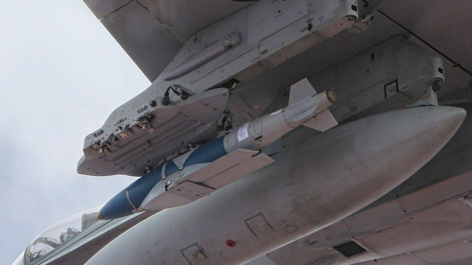 Bomba JDAM-ER bajo el ala de un F-18 australiano. (RAAF)
