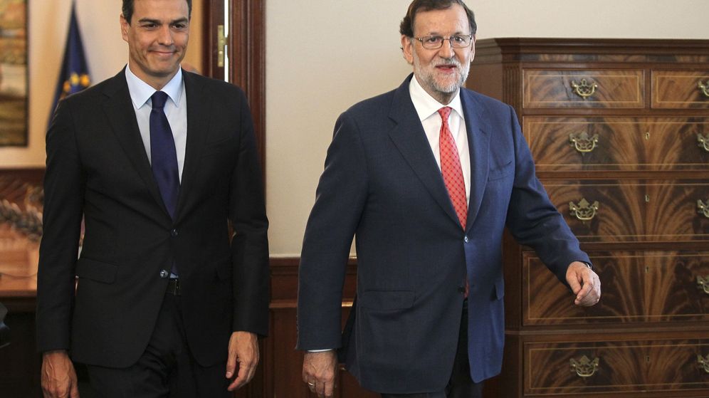 Foto: Pedro Sánchez y Mariano Rajoy, antes de comenzar su última reunión en el Congreso. (EFE)