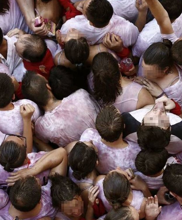 Foto: Un grupo de personas, en las fiestas de San Fermín en Pamplona (Efe)