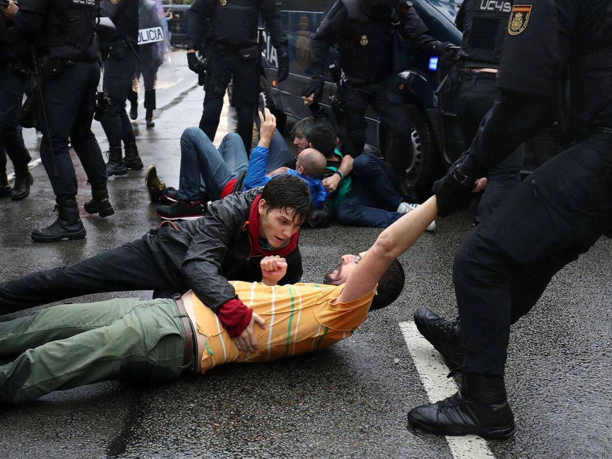 Foto: La Policía desaloja a unos manifestantes frente a un colegio electoral, en Barcelona, durante el referéndum del 1 de octubre de 2017. (Reuters)