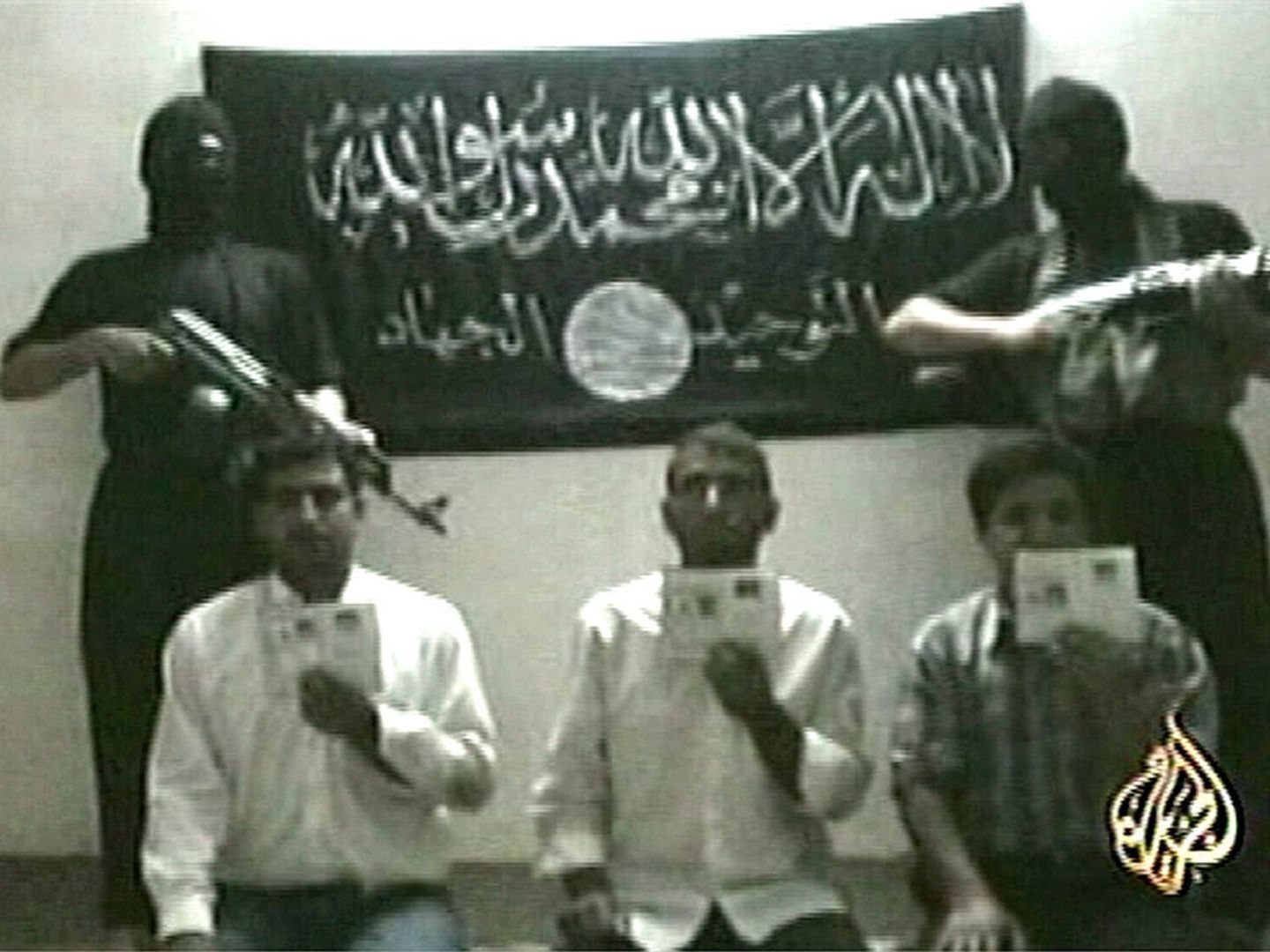 Un video muestra a tres rehenes en manos del grupo de Zarqawi, en junio de 2004. (Reuters)