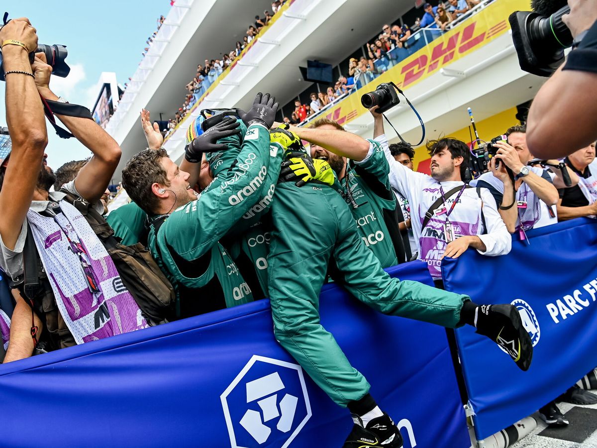 Foto: Alonso celebra con su equipo el podio en Miami. (EFE/EPA/Chandan Khanna Pool).