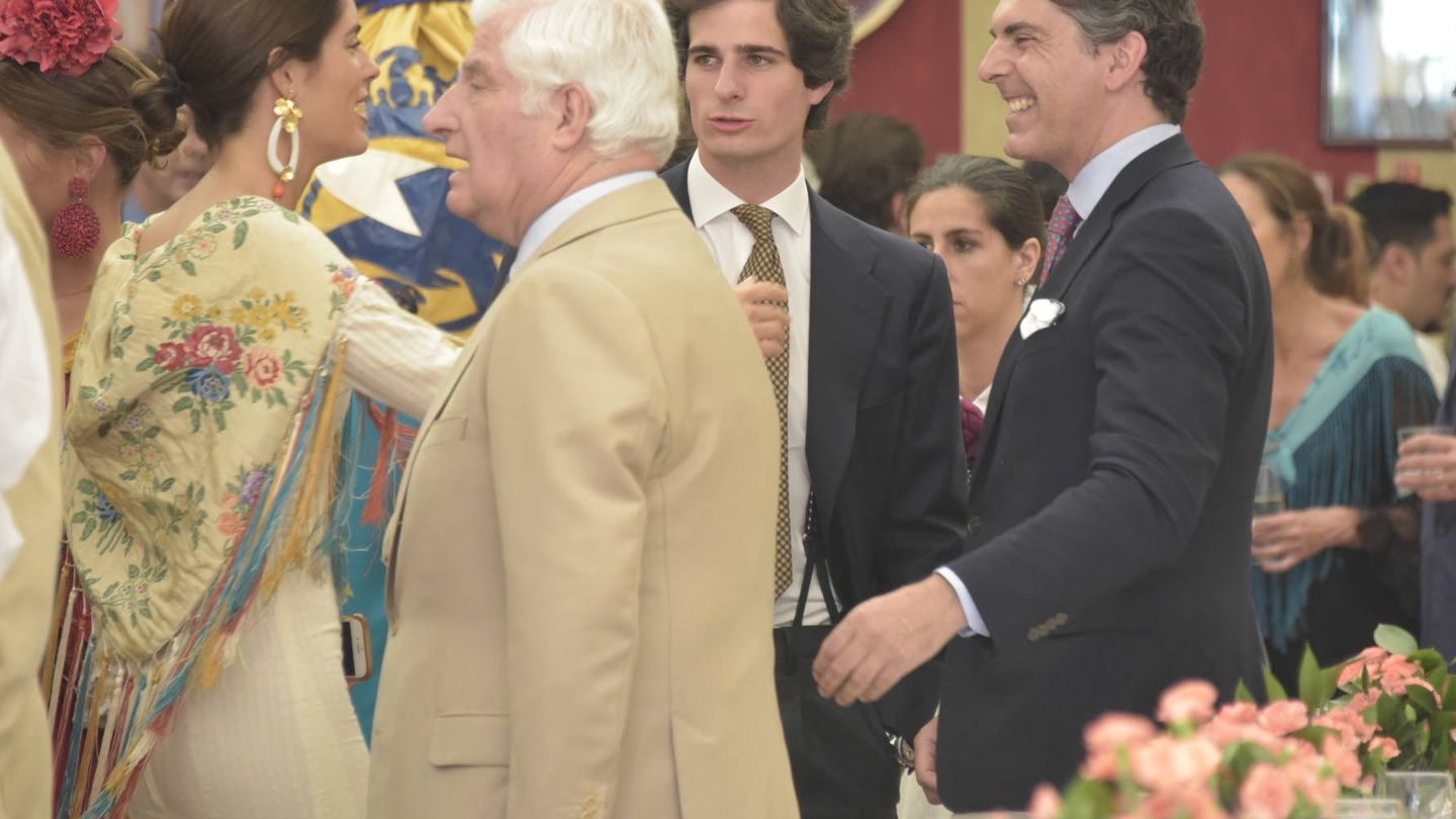 Sofía Palazuelo, Fernando Fitz-James Stuart y el duque de Alba en la Feria de Abril. (Sevilla Press)